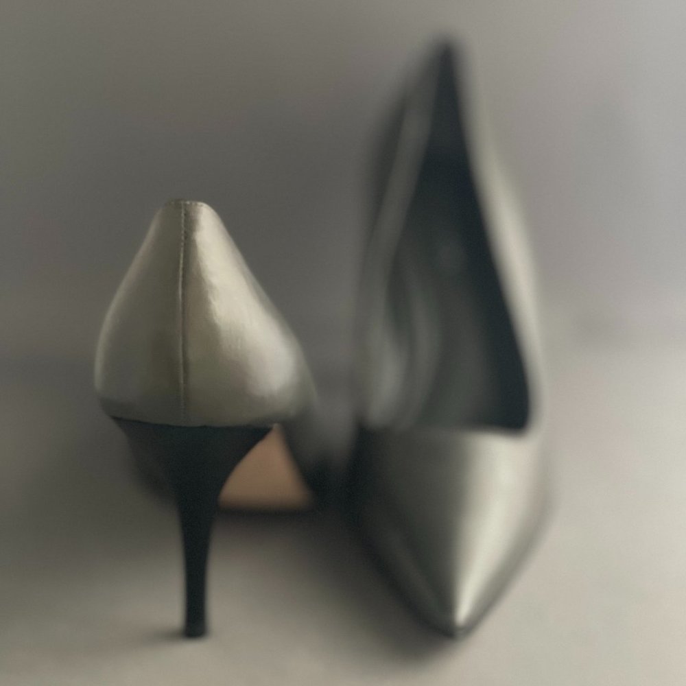 BCBG Rosin 2 Pump in Lead (grey)